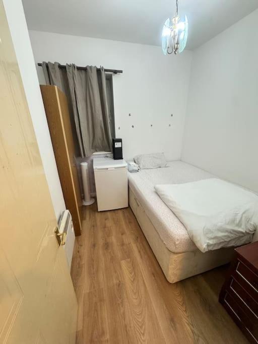 Private Double Bedroom In Hounslow Near Heathrow London Bagian luar foto